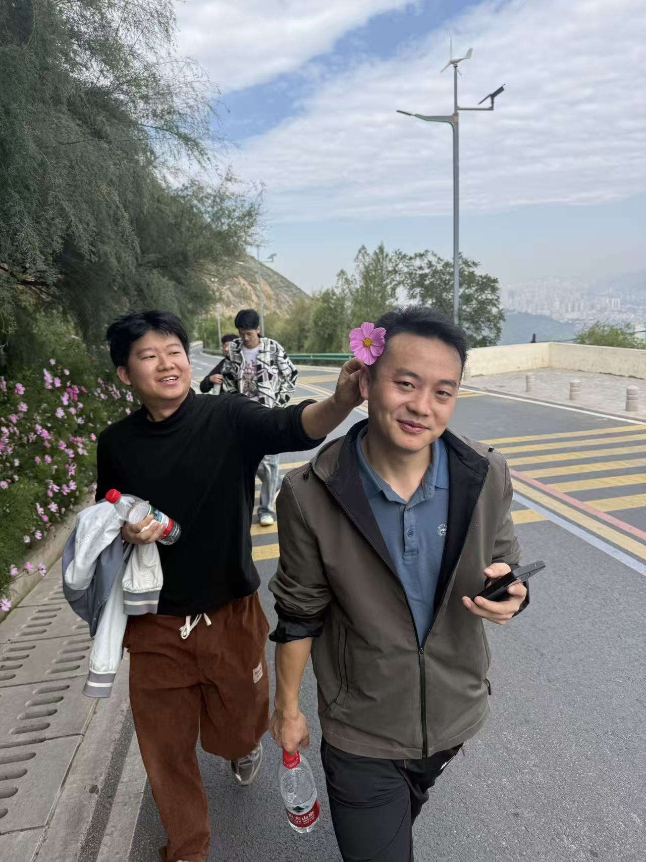 兰山徒步途中师生互动
