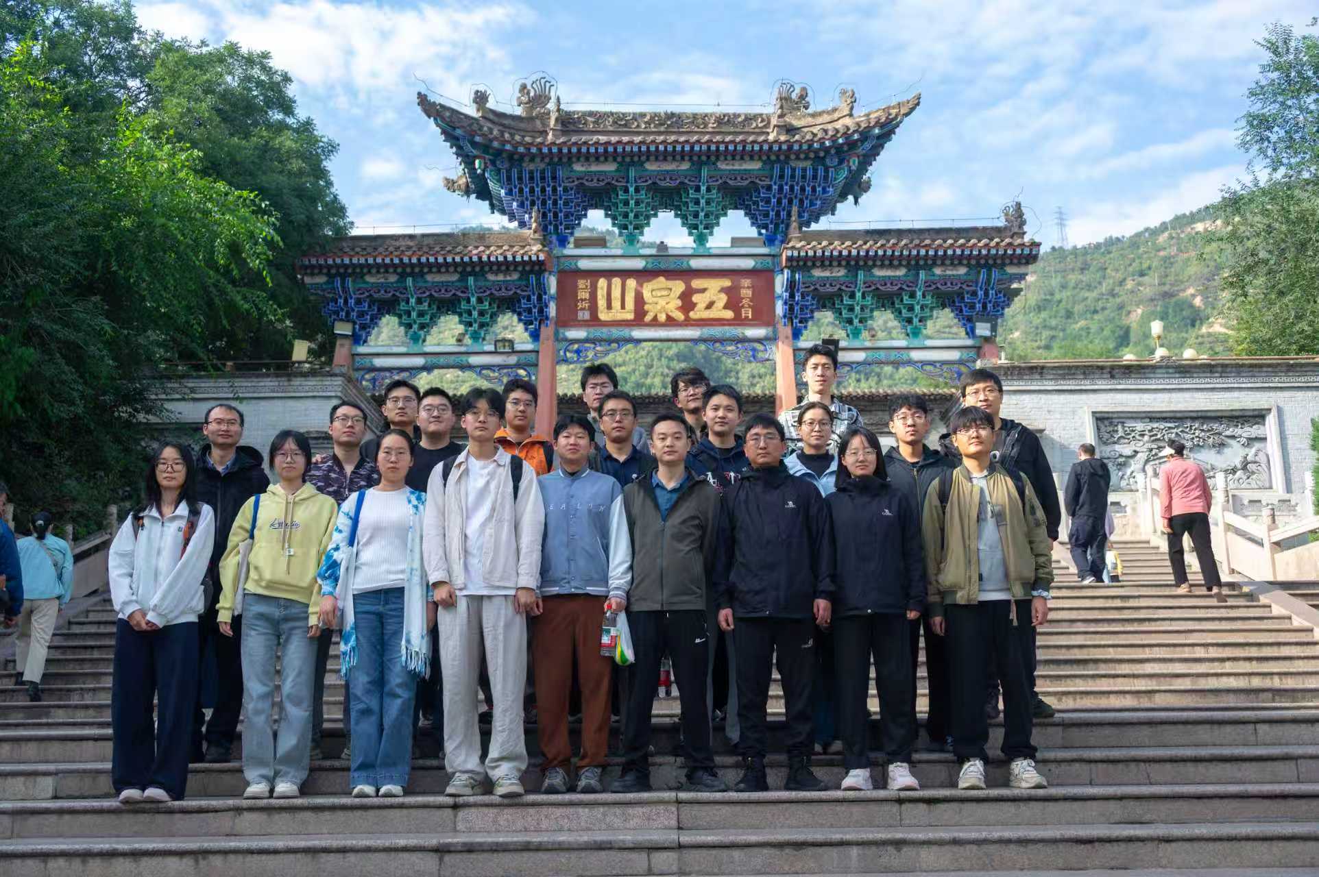 五泉山牌坊前全组合影