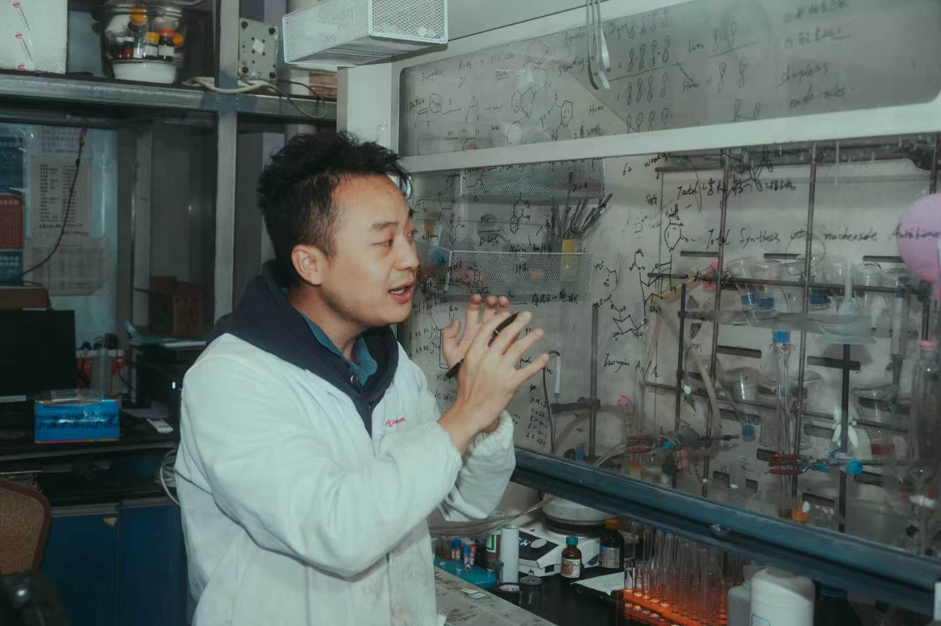 赵周朋院士指导学生实验